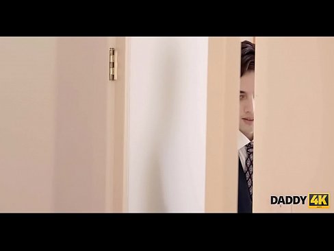 DADDY4K. Superbe scène de sexe par le vieux père et la belle mariée de