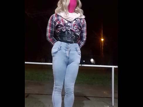 outdoor jeans pissing