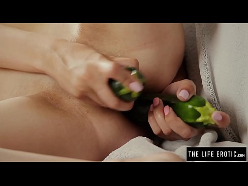 Tiny girl dp with vegtables and cums hard