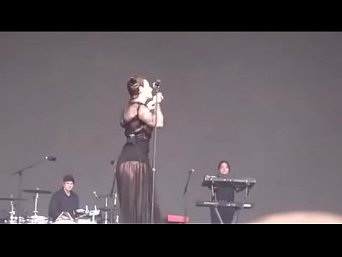 Does anyone know the name of this superthicc girl singing on stage?