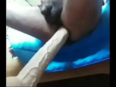 Dildo largo penetrando todo