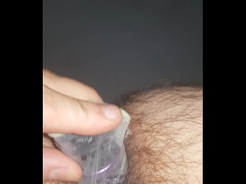 Gay masturbandose con un vibrador morado