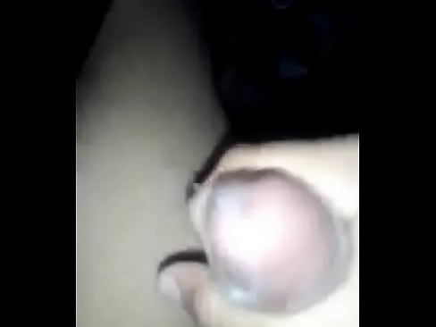 Masturbándose y sacando leche