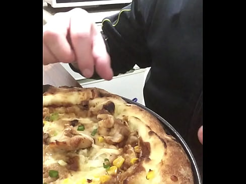 Video of a fat person eating a pizza