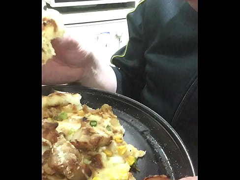 Video of a fat person eating a pizza