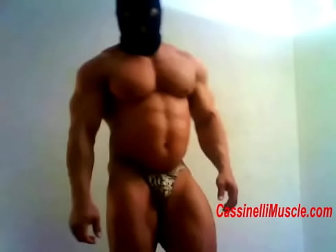 Giant bodybuilder fuck with Cassinelli ,giant muscle man with delicious hot muscle body !
