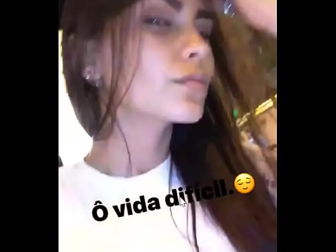 Puta mostrando peitos no carro instagram stories