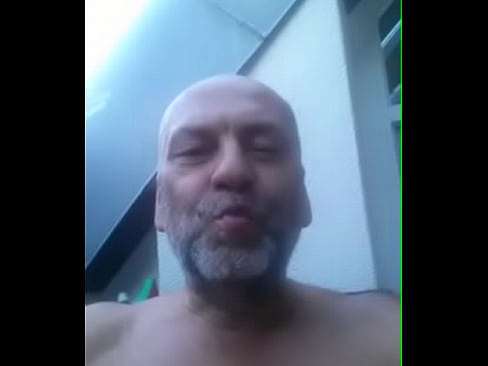 coroa se exibindo e gozando gostoso na barriga peluda