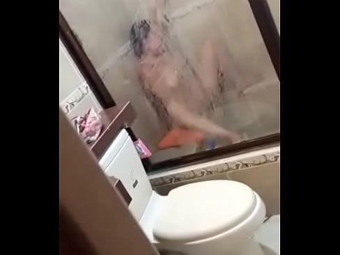 Sam la Diablita dándose un baño y se meten a grabarme