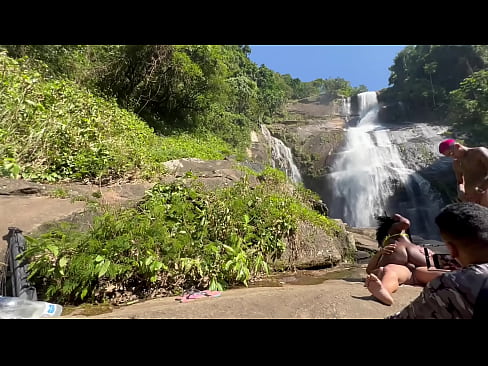 Vídeo amador bastidores podendo a pretinha 18 na cachoeira no ar livre (COMPLETO NO RED E NO CHER)