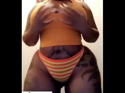 Thick model twerking at wirk