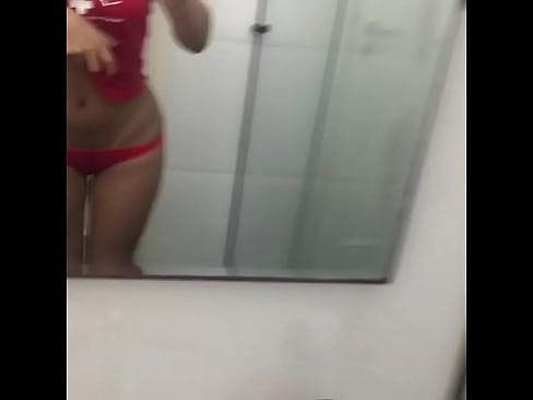 Camily Farias Mostrando o Corpo no Espelho