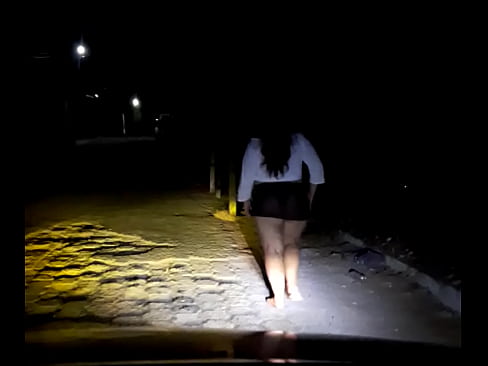 Esposa caminando en la noche