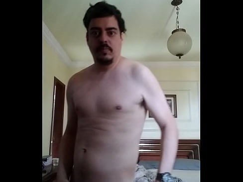 Homem sem camisa se mostrando