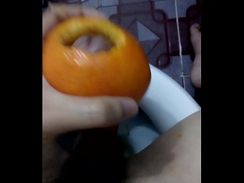 Thủ dâm bằng quả cam