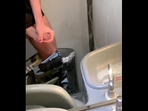 hombre heterosexual travieso cumming en el baño del autobús