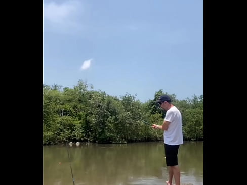 Pescando usando shorts curtinho