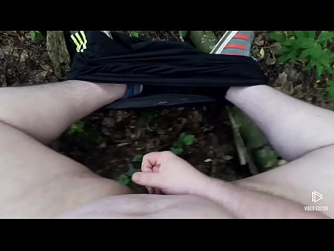 ChubbyBoy wank an cuming in the woods