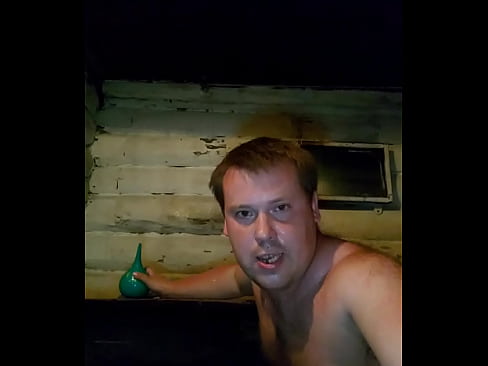 Чокнутый  русский парень промывает свою большую белую задницу после жесткого анального испытания.