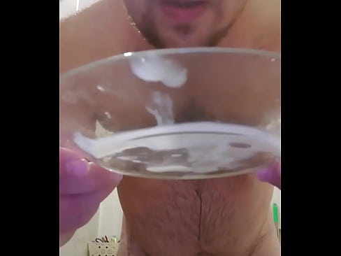 Симпатичный  гей с брюшком снял на камеру как он мастурбирует в душе, обильно кончает и пробует свежую сперму на вкус! Его сперма у него на языке! Полный ролик смотрите в моём RED!