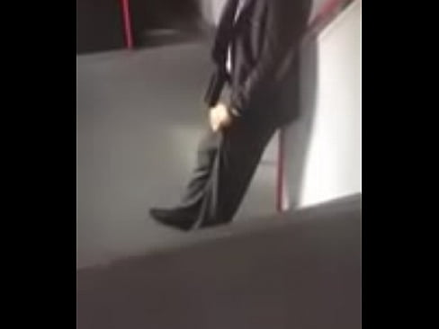 Cara excitado no metrô