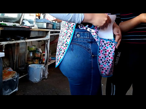 Señora Guera Culona Rebota las Nalgas en sus Jeans Ajustados Bien Sabrosa