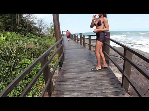 Um dia de putaria em público na praia com o Casal Mattos e a Trans do pau grande