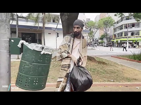 Ajudando o Morador de Rua Com Tesão de Comer um Cú