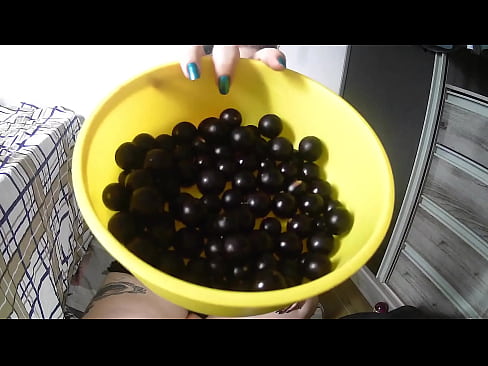 eating more than 50 jabuticabas (jaboticaba cherry), come count with me!