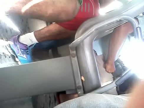 por baixo da saia no busão