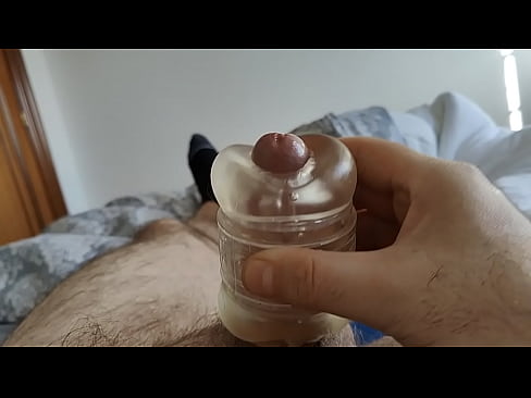 caliente en la cama con un juguetito me corro rapido