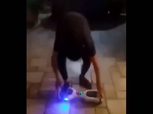 Joven mexicano chupa hoverboard