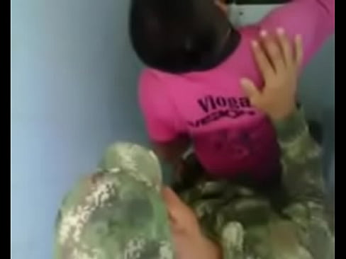 video corto de un militar metiendosela a una persona