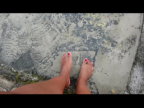 Andando na rua e na praia descalços sujando os pés - Fetiche por pés