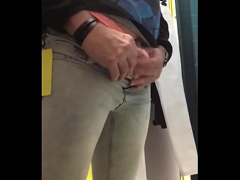 Français qui se masturbe dans son string féminin en public dans un magasin