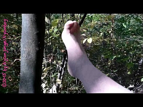 Sport im Wald..mir tun die Füße weh..und ich massiere meine Füße in Nylon