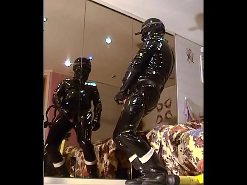 Roxina2002RubberOxFullGear140202.WMV