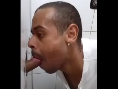 marte chupando pauzao no glory hole banheirao