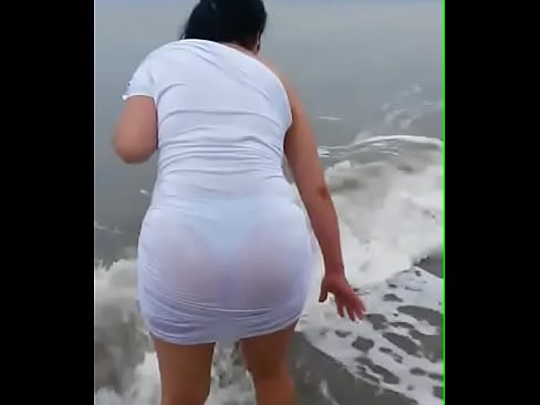 mi novia en la playa con su rica tanga marcada