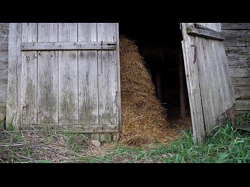 Amateur bodybuilder gets naked behind the barn