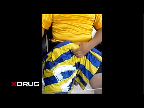 Leche sobre camiseta amarilla de futbol / Cum on yellow jersey