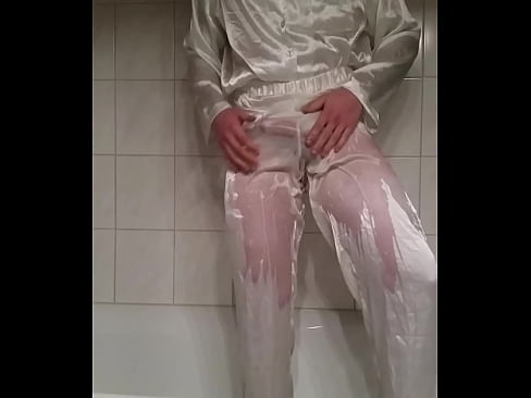 Selfpissing in Satin