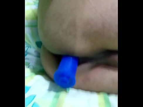 Metiendome mi dildo azul 3