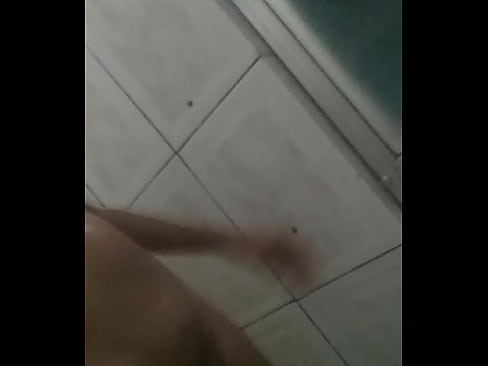 Novinho gostoso filma a punheta no banho