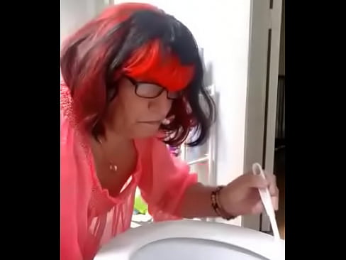 Stupid cuckold is cleaning de toilet with his mouth