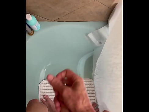 Showering self piss & using it to cum