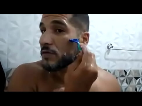 Realizando fetiche  no banheiro - fazendo a barba