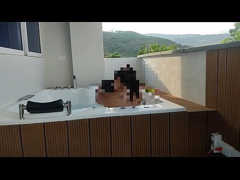 MI SUEGRA EN EL JACUZZI SEXY