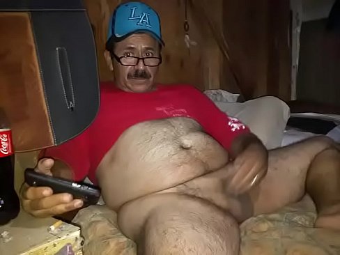 meu tio se exibindo pre mim velho gostoso