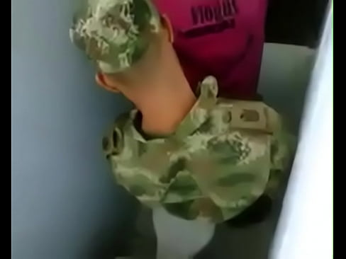 Soldado cachando en el baño